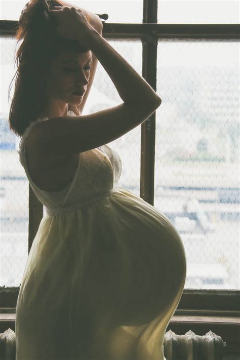 Nude pregnant